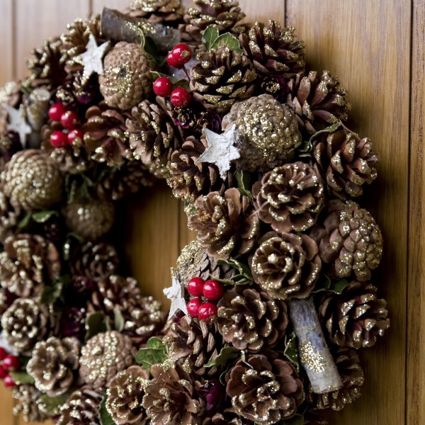 GreenBrokers Christmas Wreath 38cm Gold Pine Cones Red Berries Festive Decor D1237