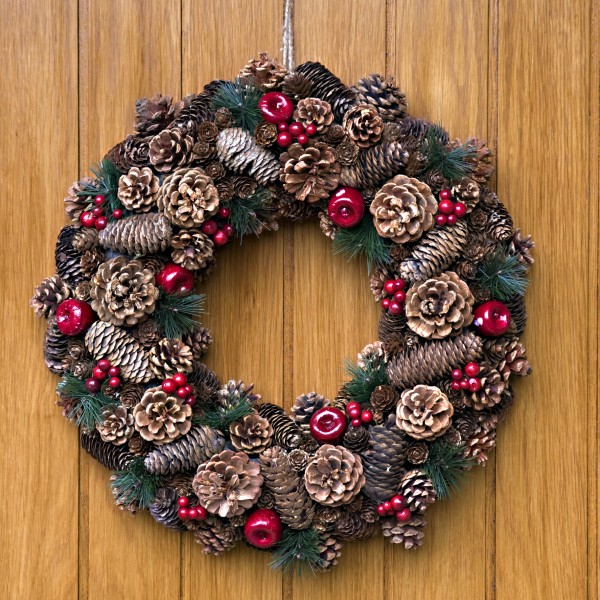 GreenBrokers Christmas Hanging Wreath 48cm Festive Pine Cones & Red Berries D1226